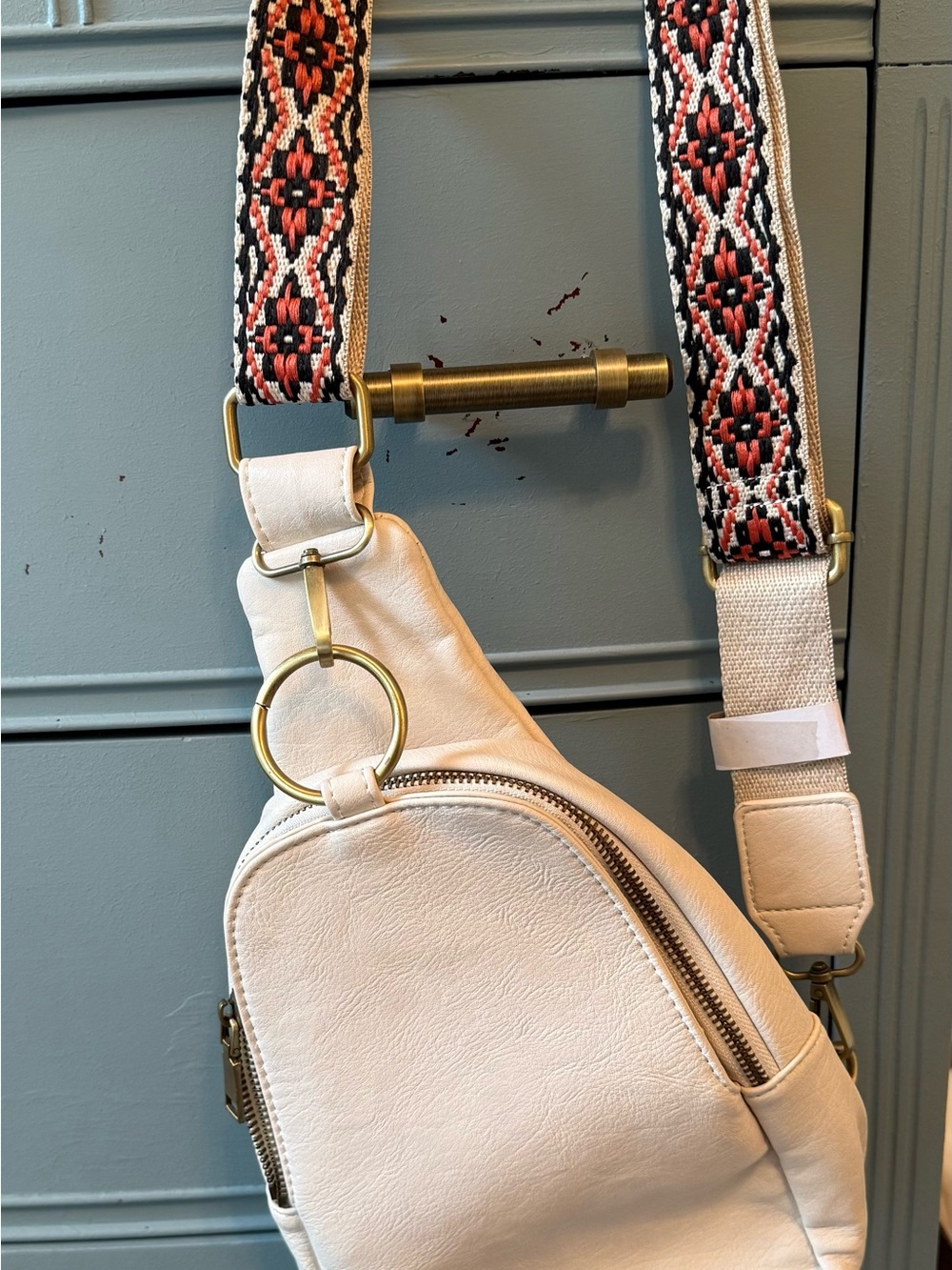 Moda Luxe NWT Cream Crossbody Sling Bag with Patterned Strap. - Picture 4 of 6